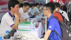Thí sinh tìm hiểu thông tin các ngành học của ĐH Sư phạm Kỹ thuật TP.HCM.
