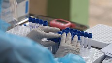 Xét nghiệm phát hiện bệnh nhân COVID-19.