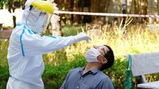 Ngành Y tế Đà Nẵng lấy mẫu xét nghiệm COVID-19 cho cán bộ in sao đề thi THPT 2020 đợt 2.
