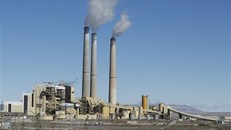 Khí thải bốc lên từ ống khói tại nhà máy điện ở Castle Dale, Utah, Mỹ. (Nguồn: AFP/TTXVN)