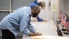 Cử tri kiểm tra lá phiếu trong cuộc bỏ phiếu sớm bầu cử Tổng thống Mỹ 2020 tại Fairfax, Virginia, ngày 18/9/2020. Ảnh: THX/TTXVN