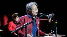 Nhạc sĩ Phó Đức Phương thể hiện bài hát "Cùng một con đò" do ông sáng tác trong show diễn riêng “Trên đỉnh Phù Vân” năm 2016.