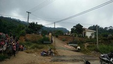 Hiện trường vụ việc thương tâm tại phân hiệu Bản Phung, Trường tiểu học Khánh Yên Thượng. (Ảnh: TTXVN)