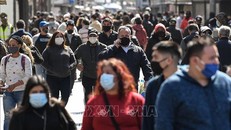 Người dân đeo khẩu trang phòng lây nhiễm COVID-19 tại Santiago, Chile, ngày 25/8/2020. Ảnh: THX/TTXVN