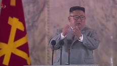 Chủ tịch Kim Jong-un ngừng bài phát biểu một lúc để vỗ tay đáp lại người nghe. Ảnh chụp màn hình