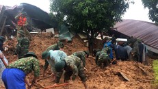 Lực lượng đang đào bới đất để tìm kiếm các nạn nhân.