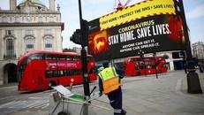 Nhiều thành phố của Anh vắng vẻ do phong tỏa. Ảnh: CNN