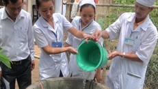 Xử lý nguồn nước sinh hoạt sau bão lũ giúp phòng bệnh hiệu quả.