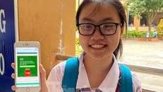 Thí sinh vui mừng khoe điểm kiểm tra ngay sau khi làm bài trực tuyến trên điện thoại