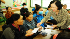 Đồng chí Trương Thị Mai trao quà động viên người dân gặp khó khăn do bão lũ tại xã Cam Tuyền, Cam Lộ, Quảng Trị