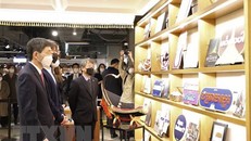 Đại biểu và khách tham quan Gian hàng văn hóa và du lịch ASEAN. (Ảnh: Mạnh Hùng/TTXVN)