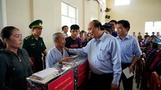 Thủ tướng động viên bà con ở huyện Núi Thành, Quảng Nam