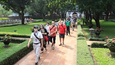 Một đoàn khách nước ngoài tham quan Văn Miếu - Quốc Tử Giám. 