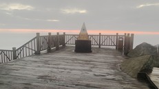 Băng giá và sương muối bắt đầu xuất hiện trên đỉnh Fansipan sáng ngày 4/12.