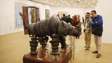 Việc nhiều tác phẩm trưng bày bị hư hỏng đã gây ồn ào tại Triển lãm Mỹ thuật Việt Nam mấy ngày qua.