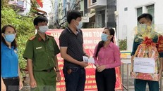 Bà Phan Kiều Thanh Hương, Phó Chủ tịch Ủy ban MTTQ Việt Nam Thành phố, Phó trưởng Ban vận động Quỹ phòng chống dịch COVID-19 Thành phố Hồ Chí Minh (thứ 2 từ phải sang) thăm, động viên cán bộ y tế; lực lượng tham gia phòng chống dịch COVID-19 tại các điểm cách ly trong cộng đồng trên địa bàn Thành phố. 