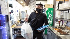 Ông Kim Chan-su nhận đồ ăn đi giao tại một nhà hàng ở Incheon.