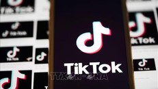 Biểu tượng TikTok trên một màn hình điện thoại ở bang Virginia, Mỹ. Ảnh: THX/TTXVN