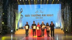 Các tác giả nhận giải thưởng.