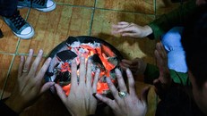 Không sưởi ấm bằng than trong phòng kín.