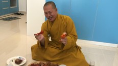 Danh tính người mặc áo nhà sư luôn miệng ăn thịt chó mèo và hải sản 
