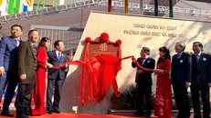 Gắn biển công trình Trường Tiểu học Nguyễn Bá Ngọc.