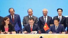 Thủ tướng Nguyễn Xuân Phúc chứng kiến ký Hiệp định Thương mại tự do giữa Việt Nam và Liên minh châu Âu.
