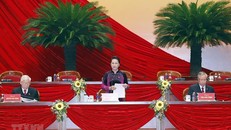 Ủy viên Bộ Chính trị, Chủ tịch Quốc hội Nguyễn Thị Kim Ngân giới thiệu danh sách Đoàn Chủ tịch, Đoàn Thư ký, Ban Thẩm tra tư cách đại biểu để đề nghị Đại hội thông qua