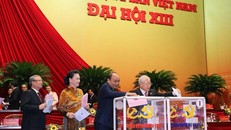Tổng Bí thư, Chủ tịch nước Nguyễn Phú Trọng, Thủ tướng Nguyễn Xuân Phúc, Chủ tịch Quốc hội Nguyễn Thị Kim Ngân, Thường trực Ban Bí thư Trần Quốc Vượng bỏ phiếu bầu Ban Chấp hành Trung ương khóa XIII