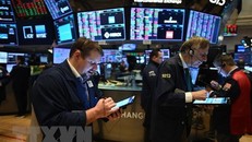 Giao dịch viên làm việc tại sàn giao dịch chứng khoán New York, Mỹ. 