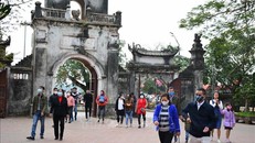 Hầu hết người dân và du khách đều đeo khẩu trang khi đến đền Trần đầu năm mới để phòng ngừa dịch bệnh COVID-19.