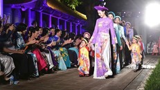 Áo dài Việt Nam được tôn vinh qua câu chuyện hiện vật