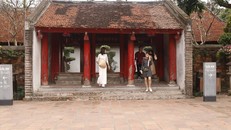 Văn Miếu-Quốc Tử Giám chỉ có lác đác vài du khách. 