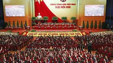 Đại hội XIII thành công đã truyền được cảm hứng và quyết tâm, ý chí, bản lĩnh để đưa đất nước phát triển ở tầm cao mới. Trong ảnh: Các đại biểu biểu quyết, thông qua Nghị quyết Đại hội XIII của Đảng. 