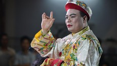 Nghệ nhân Hoàng Tiến Hưng trong một lần diễn xướng hầu đồng 