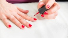 Sơn móng tay dạng gel tiềm ẩn nhiều nguy cơ đối với sức khỏe.