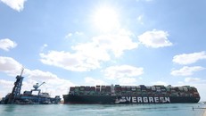 Vụ tàu kẹt tại kênh đào Suez: Kinh tế toàn cầu thêm lao đao 