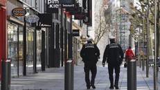 Nhân viên an ninh tuần tra gần Koeniggstrasse, một khu phố thương mại sầm uất ở Stuttgart, miền Nam Đức trong bối cảnh lệnh hạn chế được ban bố do dịch COVID-19. 