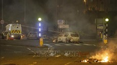 Ô tô bị đốt cháy trong vụ bạo động đường phố tại Newtownabbey, phía bắc Belfast, Bắc Ireland, ngày 3/4/2021. Ảnh: AFP/ TTXVN