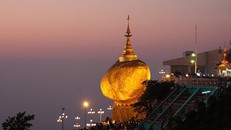 Ngôi chùa trên hòn đá thiêng nghiêng không đổ ở Myanmar