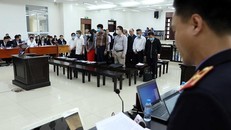 Các bị cáo nghe đại diện Viện Kiểm sát đọc bản luận tội và đề nghị mức án.