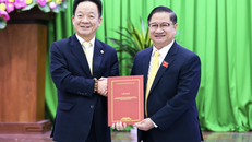 Ông Trần Việt Trường, Chủ tịch UBND TP Cần Thơ (bên phải) trao văn bản chấp thuận chủ trương nghiên cứu đầu tư một số dự án trên địa bàn cho ông Đỗ Quang Hiển, Chủ tịch Tập đoàn T&T Group.