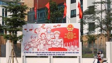 Tranh tuyên truyền, cổ động bầu cử được đặt trước Quận ủy Đống Đa.