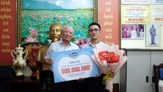 Đại diện Vinamilk ủng hộ 500 triệu đồng cho Hội Bệnh nhân nghèo TP. HCM.