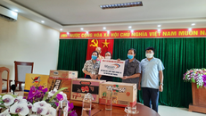 Đại diện Công ty Masan Consumer trao tặng các sản phẩm công ty cho đại diện UBND Huyện Quế Phong_Nghệ An.