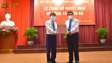 GS,TS. Nguyễn Xuân Thắng, Ủy viên Bộ Chính trị, Giám đốc Học viện Chính trị quốc gia Hồ Chí Minh trao quyết định bổ nhiệm cho đồng chí Phạm Minh Sơn.