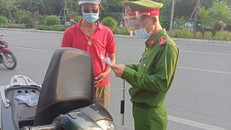 Lực lượng chức năng dừng và kiểm tra phương tiện tại chốt kiểm soát trên phố Xã Đàn (phường Phương Liên).