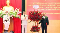 Trao Huy hiệu 40 năm, 30 năm tuổi Đảng tặng các đồng chí lãnh đạo Bộ Công an