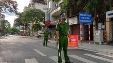 Đa phần người dân đều rất chấp hành cũng như ủng hộ công việc của lực lượng liên ngành tại các chốt kiểm soát. (Ảnh chụp tại chốt kiểm soát trên phố Nguyễn Khuyến - phường Văn Miếu).