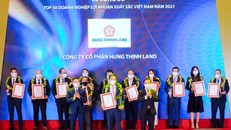 Đại diện Hưng Thịnh Land đón nhận giải thưởng Top 50 Doanh nghiệp lợi nhuận xuất sắc Việt Nam năm 2021